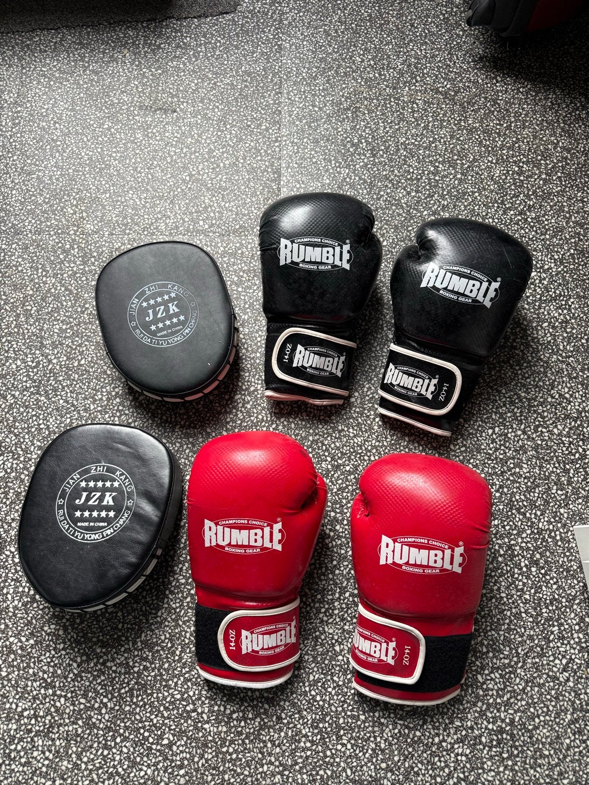 Twee paar bokshandschoenen en bokspads - Rumble, Ophalen of Verzenden, Zo goed als nieuw, Bokshandschoenen