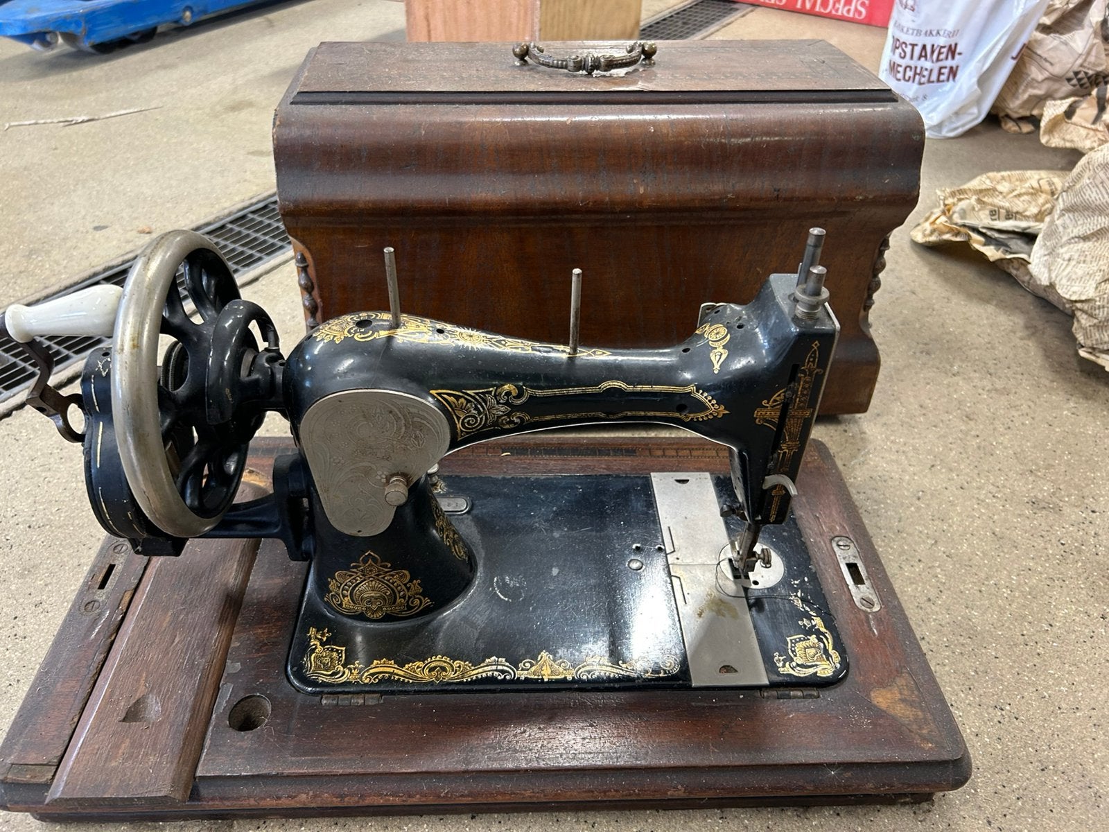 Antieke naaimachine, Antiek en Kunst, Ophalen
