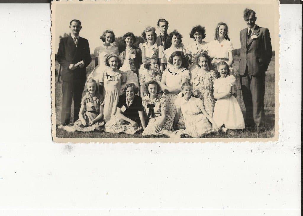 Westland Damesgroep met 2 heren Foto Kwakernaat Heinenoord, Ophalen of Verzenden, 1920 tot 1940, Ongelopen, Zuid-Holland