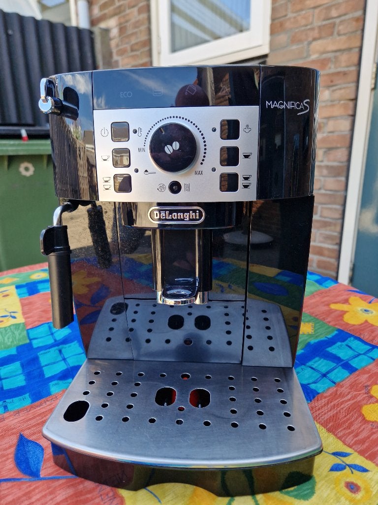 T.k.a. Koffiemachine Delonghi, 10 kopjes of meer, Koffiemachine, Zo goed als nieuw, Afneembaar waterreservoir