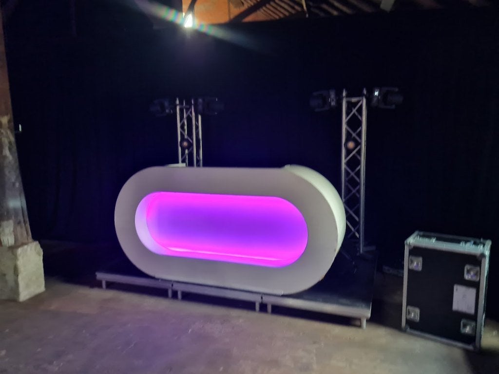 dj booth met led en led paaltjes, Verzenden