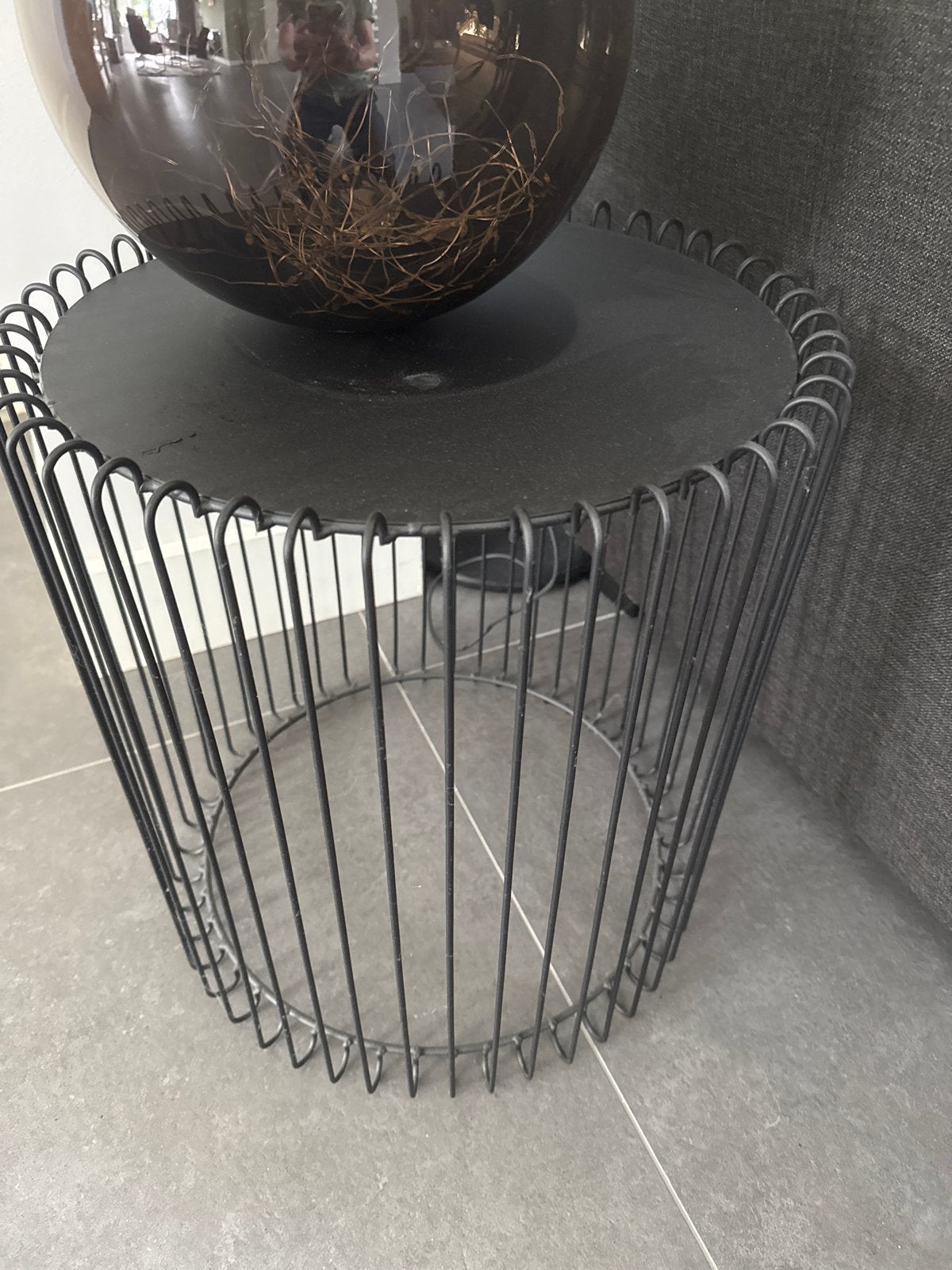 Zwarte metalen bijzettafel met rond blad, Ophalen, Minder dan 45 cm, Minder dan 55 cm, Gebruikt