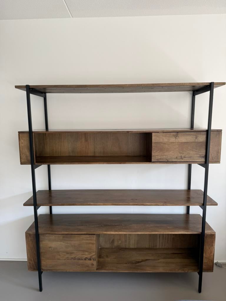 MADE boekenkast mangohout, Huis en Inrichting, Kasten | Wandmeubels, Ophalen, Zo goed als nieuw, Minder dan 150 cm, 150 tot 200 cm