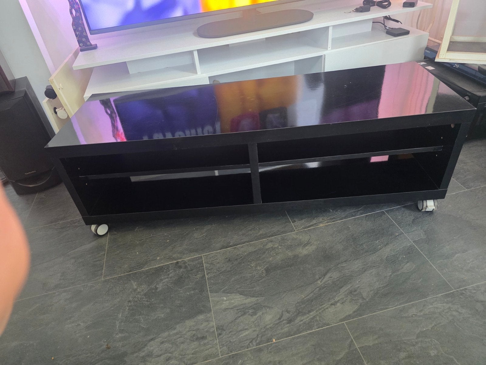 Mooi hoogglans zwart tv-meubel op wieltjes, Modern- , stijl vol- , strak design, 100 tot 150 cm, Ophalen of Verzenden, Zo goed als nieuw