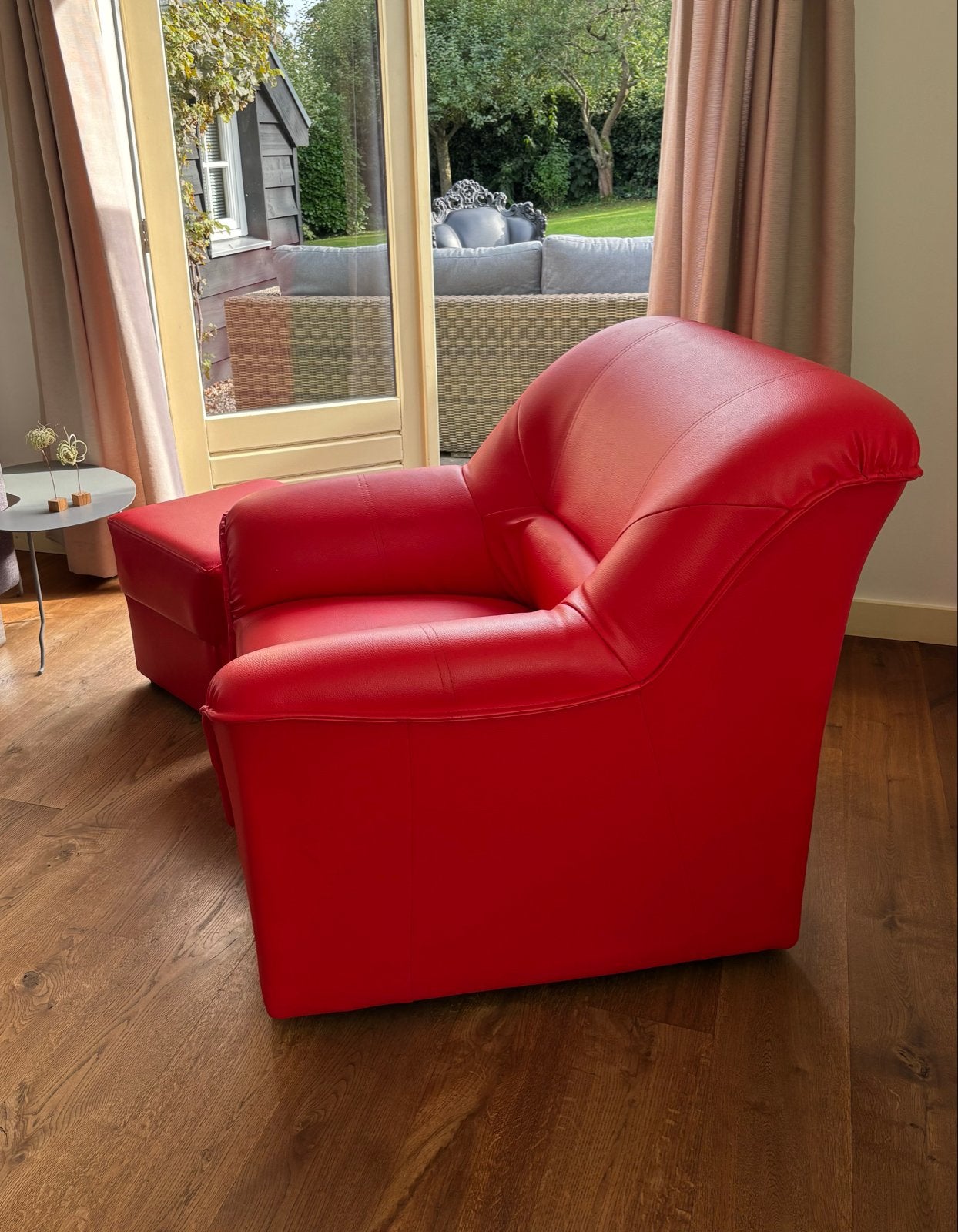 Rode fauteuil met voetenbank, Ophalen, Overige materialen, Gebruikt, 75 tot 100 cm