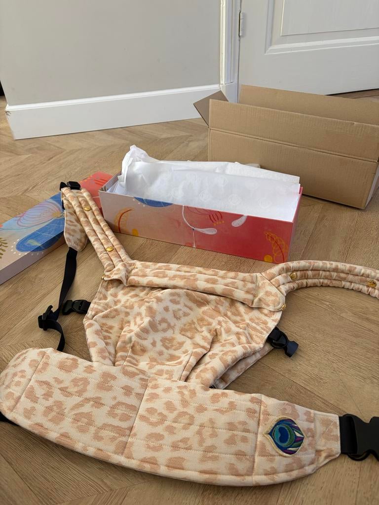 NIEUW Artipoppe Zeitgeist Cotton draagzak, Leopard Gold, Overige merken, Nieuw, Ophalen of Verzenden, Buik, Rug of Zij