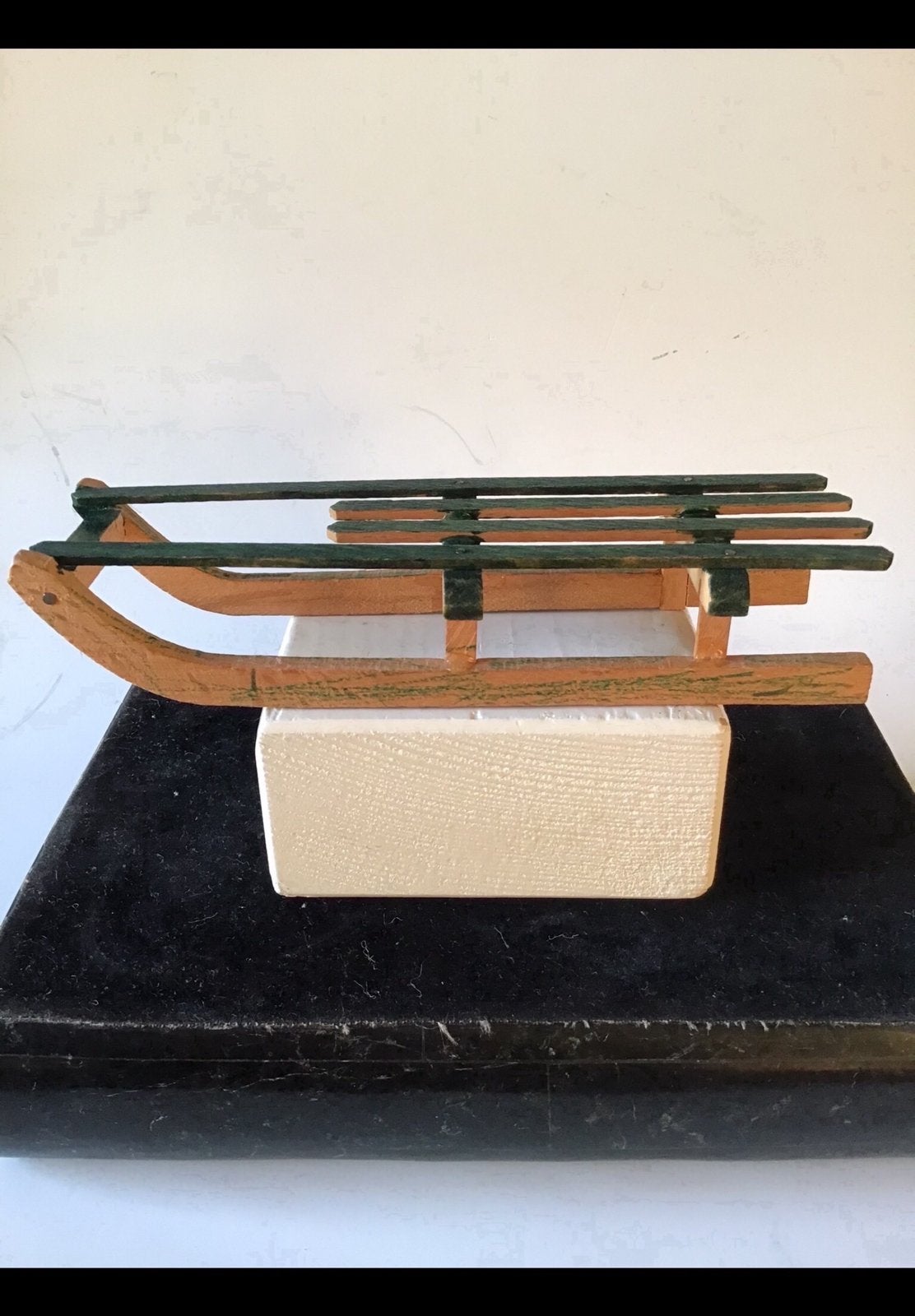 Kleine houten slee, gedeelte groen gekleurd, poppenhuis hout, Ophalen of Verzenden