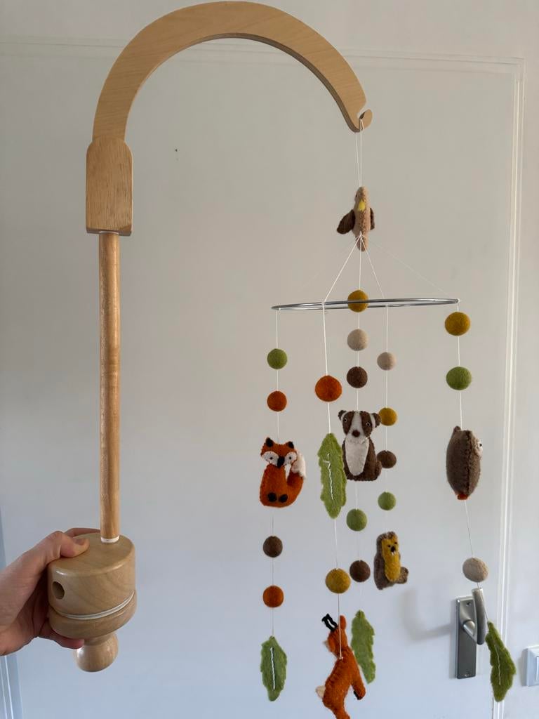 Baby mobiel met vilten bosdieren en houten arm, Ophalen, Zo goed als nieuw, Wanddecoratie
