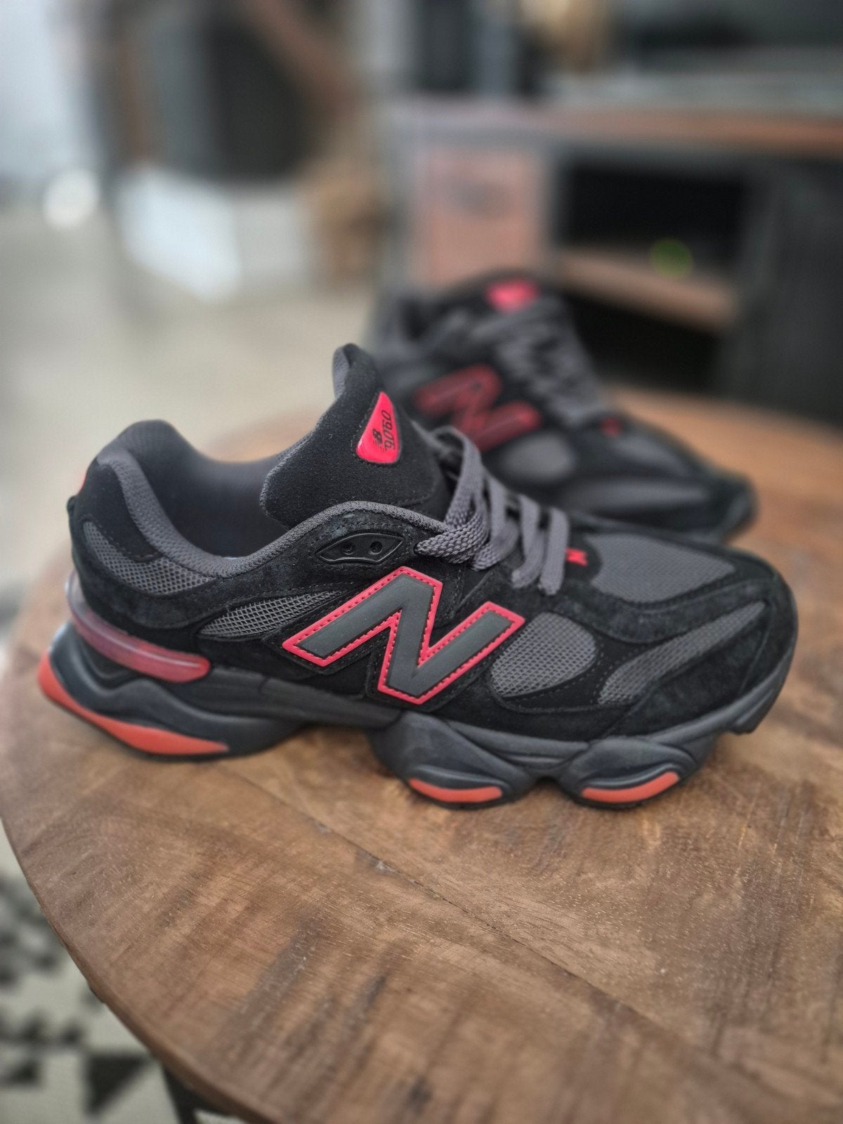 New Balance 9060 sneakers suede zwart rood - Maat 44, Kleding | Heren, Schoenen, Ophalen, Zwart, New Balance