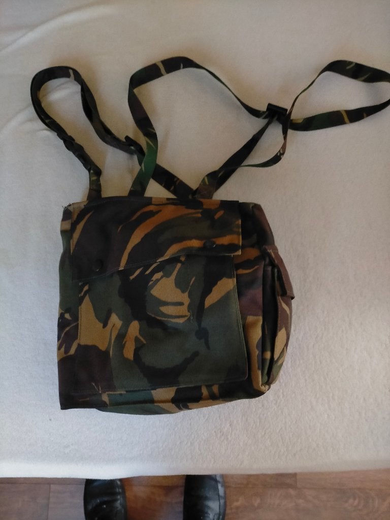 Gasmasker Avon in camoutas, Ophalen of Verzenden, Landmacht, Nederland, Overige typen