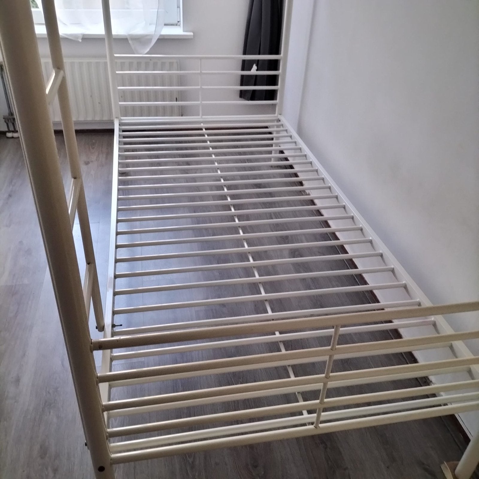 Witte ijzeren stapelbed (zonder matrassen), Huis en Inrichting, Slaapkamer | Bedden, Ophalen, 90 cm, Wit, Tweepersoons