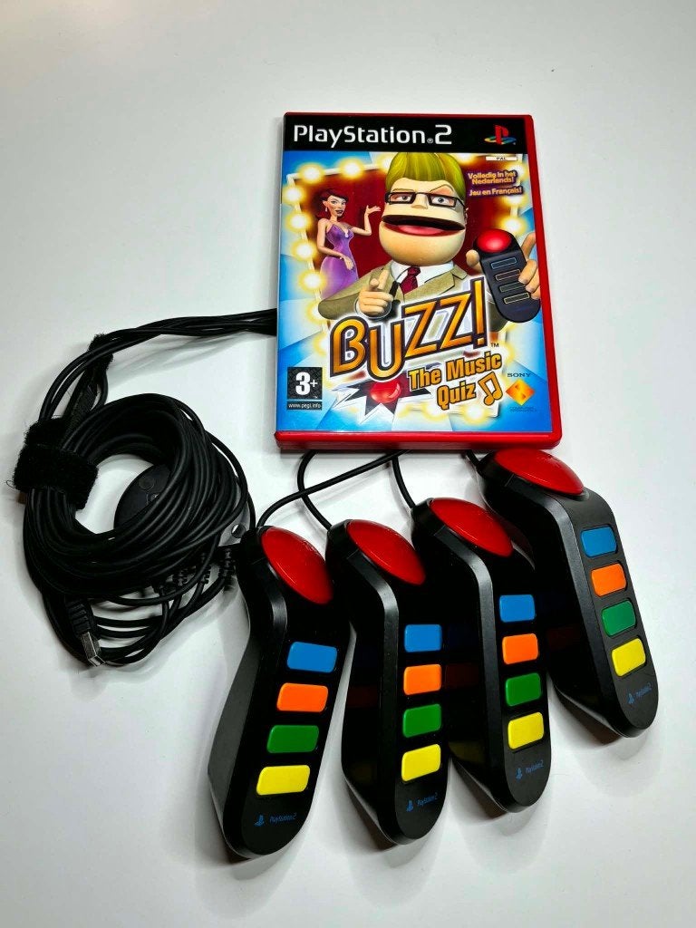 Buzz! The Music Quiz PS2 met 4 controllers, Puzzel en Educatief, Gebruikt, Verzenden, 3 spelers of meer