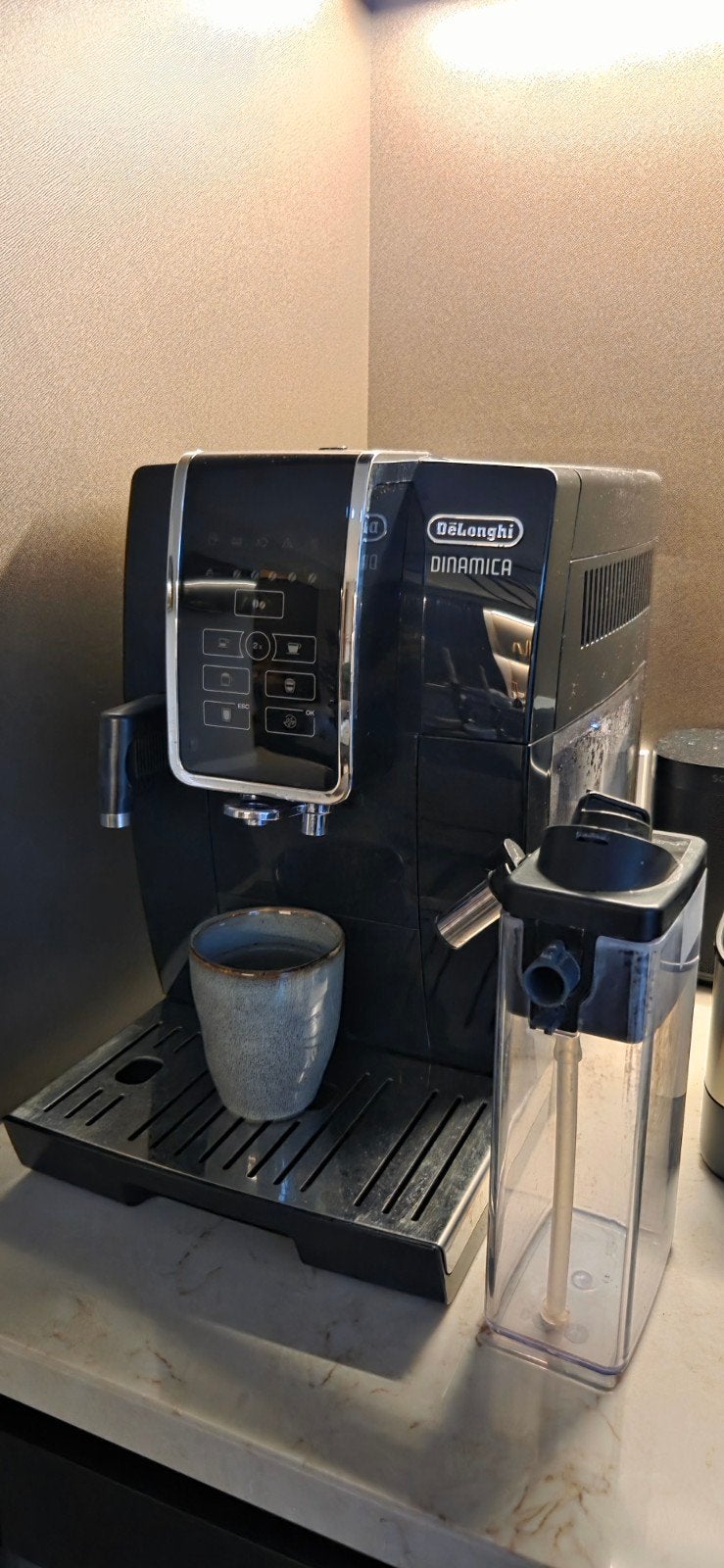 De'Longhi Dinamica volautomatische espressomachine, Witgoed en Apparatuur, Ophalen, Gebruikt, Koffiemachine, Koffiebonen