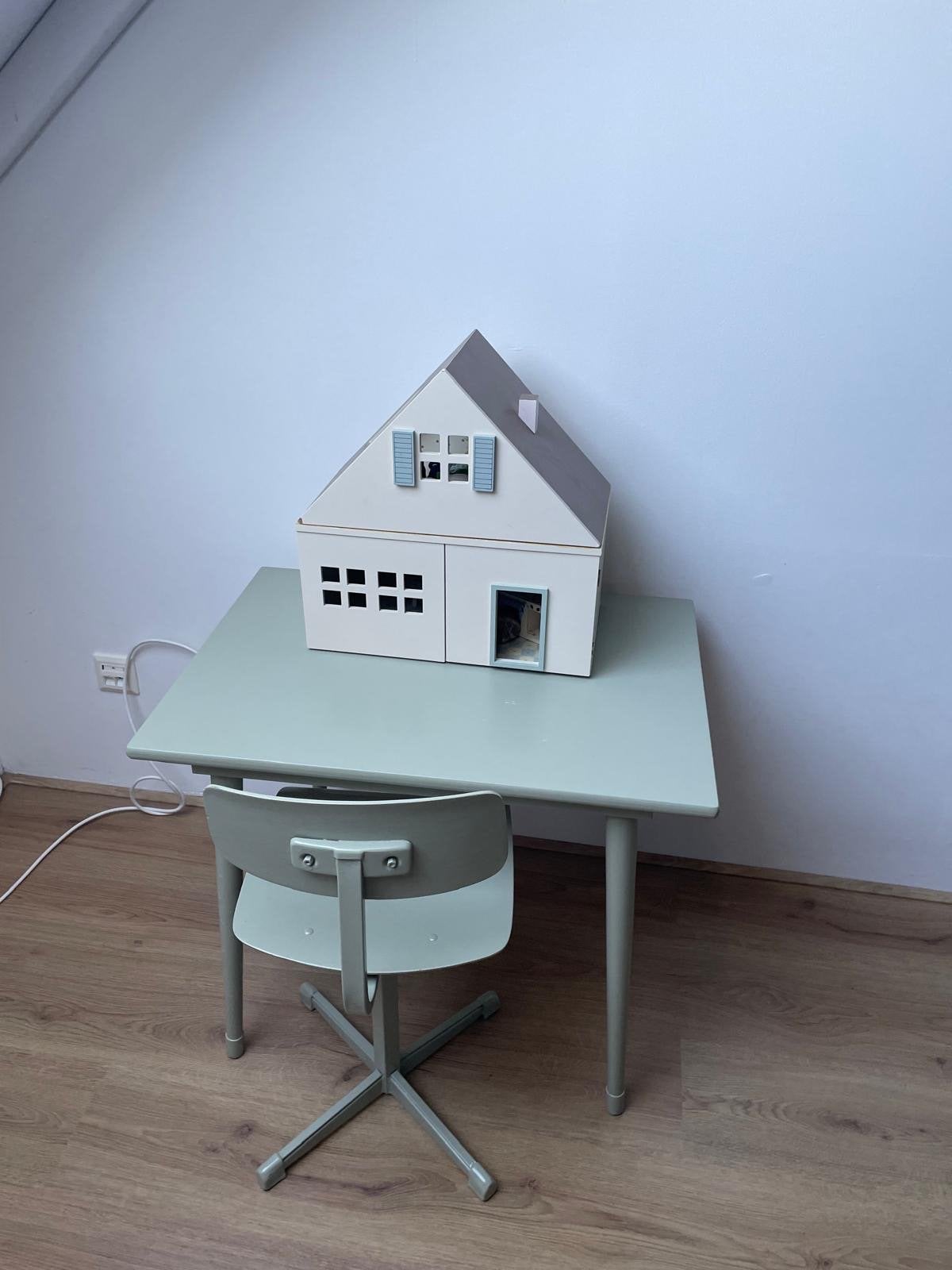 Houten poppenhuis met poppen en meubels, Ophalen, Gebruikt, Poppenhuis