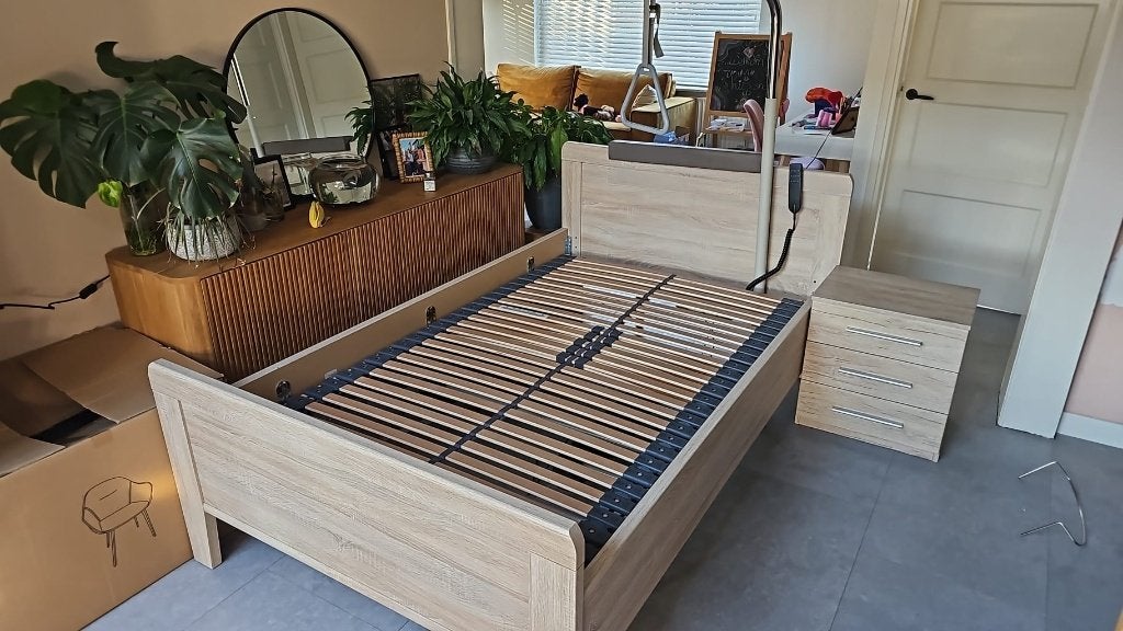 Zorgbed met moderne look. 120 bij 200 cm, Ophalen, Verstelbaar, Bruin, Zo goed als nieuw