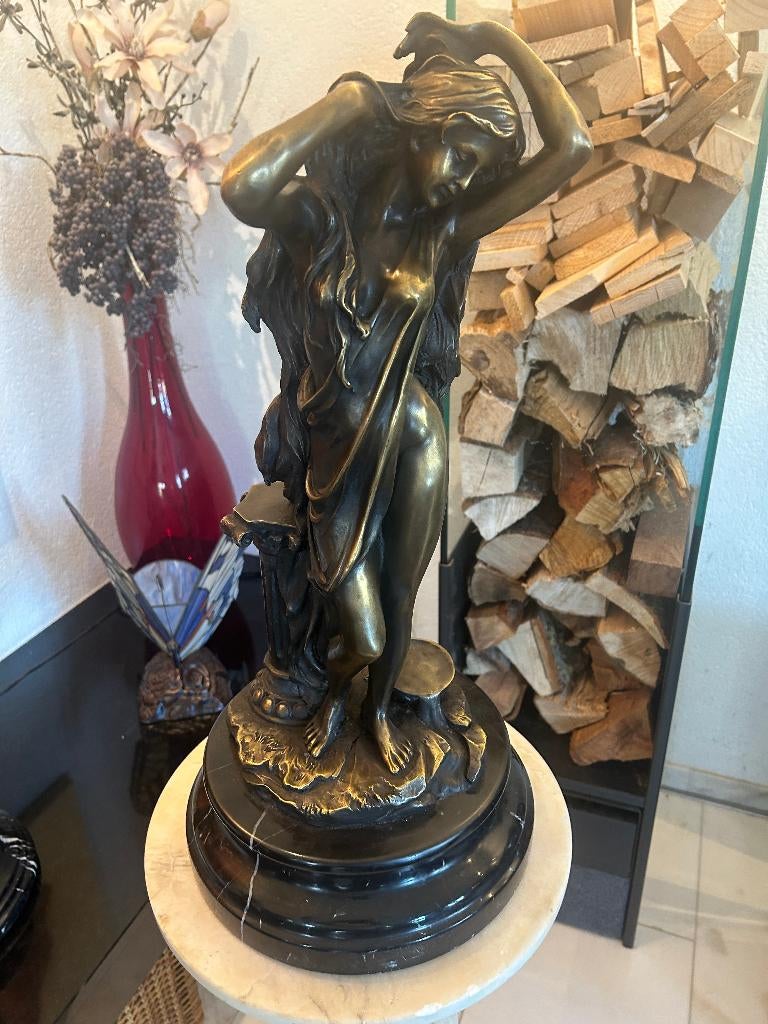 Bronzen beeld prachtige dame naast pilaar, sign Aldo Vitaleh, Ophalen, 50 - 100 cm, Brons, Beeld