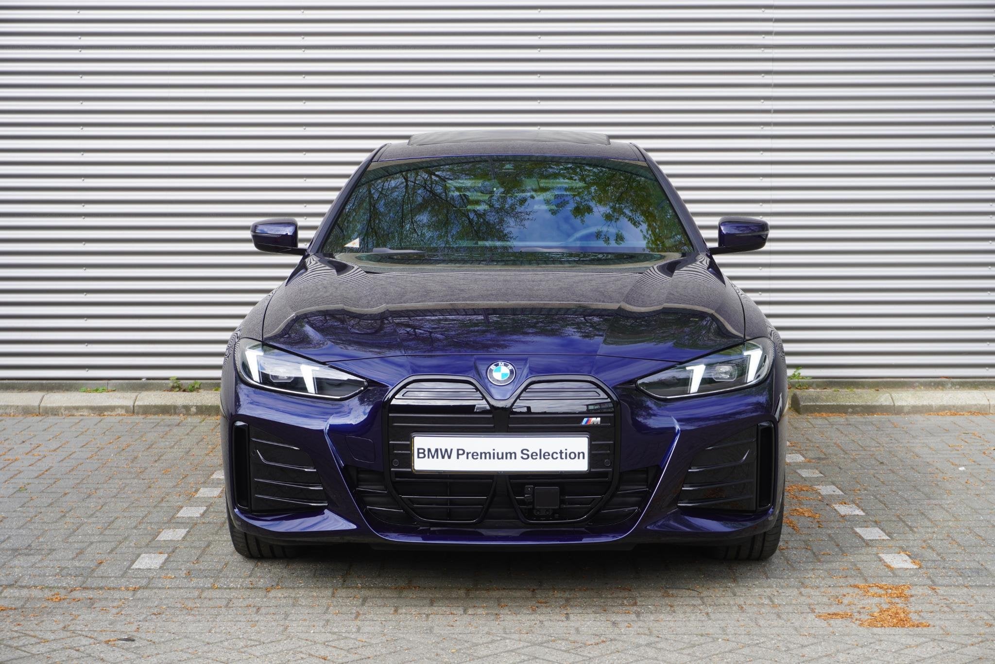 BMW i4 eDrive35 M Sportpakket | Comfort Pack | Stuurwielrand, Auto's, BMW, Zwart, Met garantie (alle), Blauw, 420 min