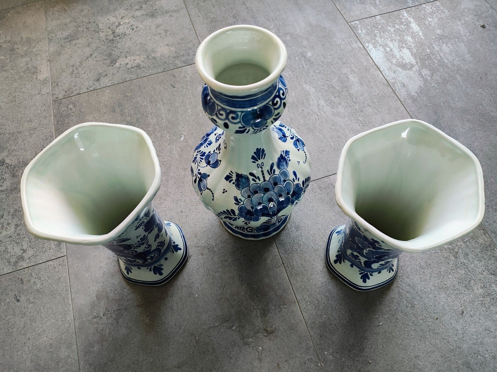Delfts Blauw Vaas en Twee Kandelaars - Handgeschilderd, Antiek en Kunst, Ophalen