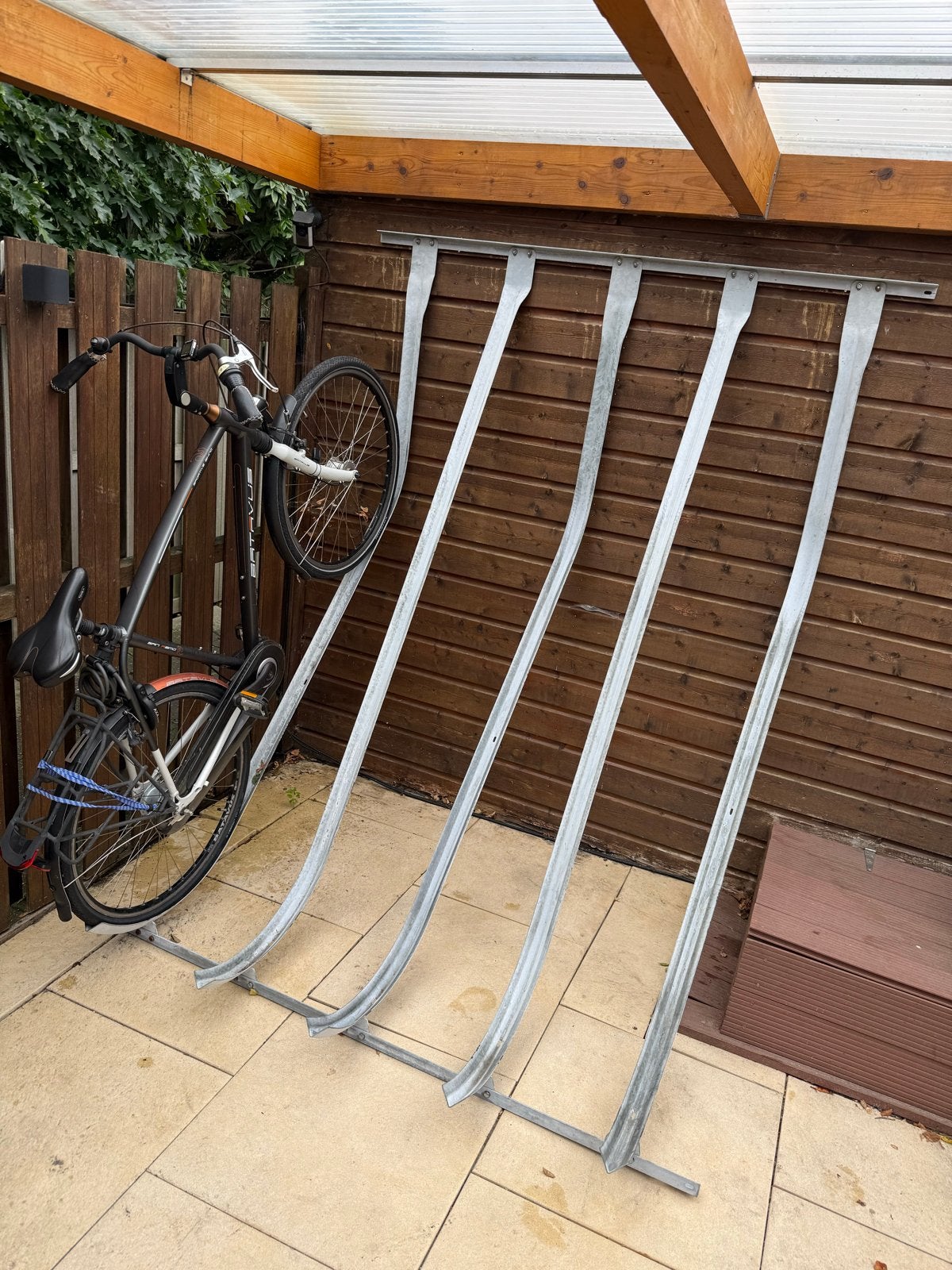 Verzinkt fietsenrek voor 5-6 fietsen, wandmontage, Ophalen, Zo goed als nieuw