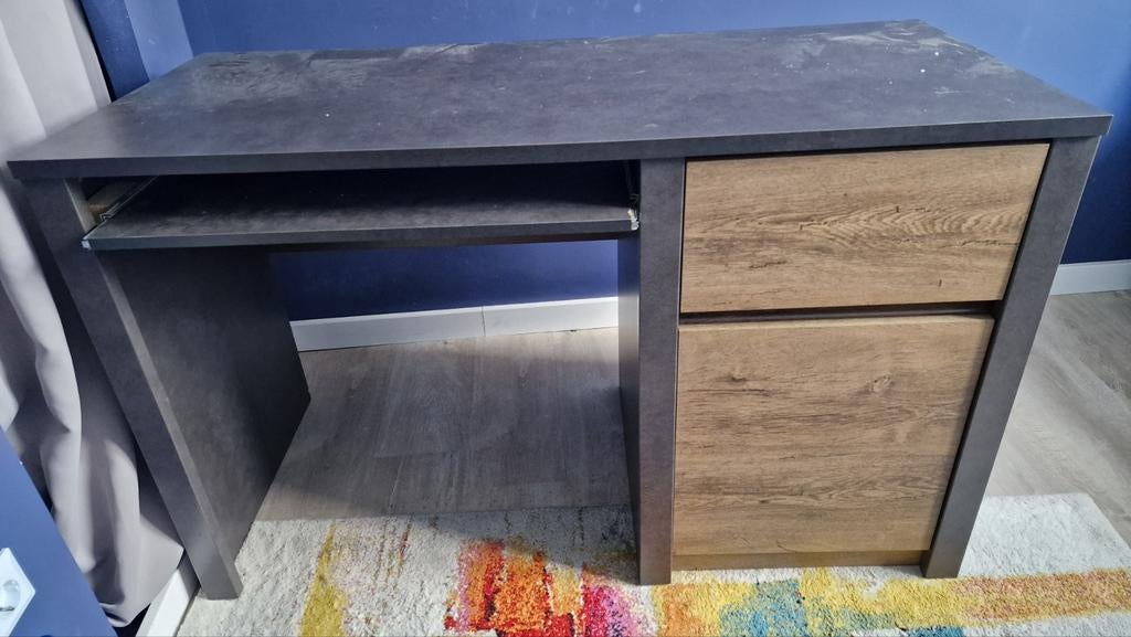 Modern bureau met lades en uitschuifbaar toetsenbordblad, Huis en Inrichting, Bureaus, Ophalen, Met lades, Gebruikt, Spaanplaat of MDF