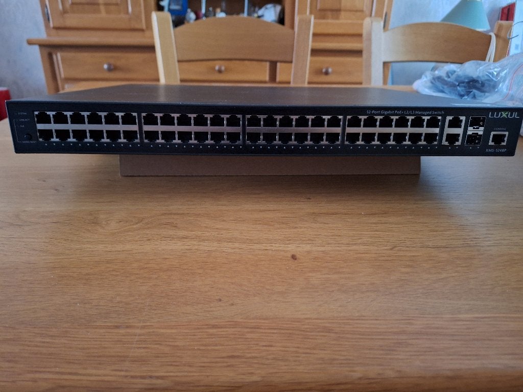 Luxul -  52-Port Gigabit PoE+ L2/L3 Managed Switch, Ophalen of Verzenden, Zo goed als nieuw