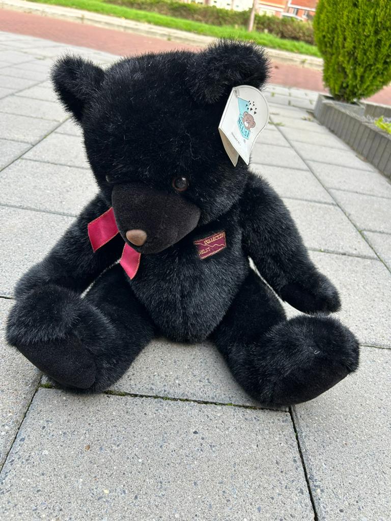 Zwarte knuffelbeer met label - Collectie Nelst, Overige merken, Overige karakters, Beer, Zwart