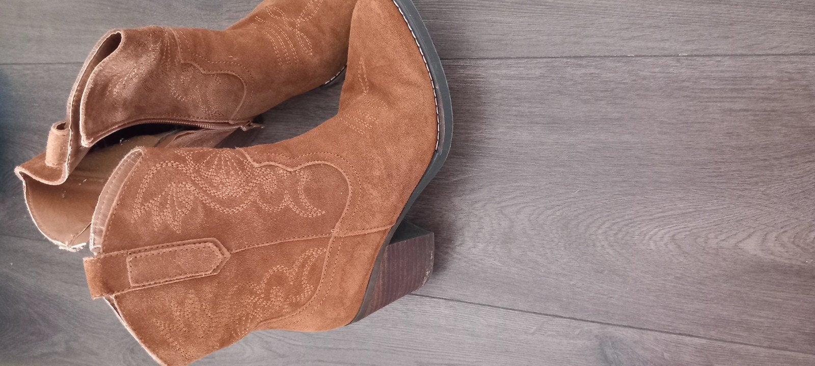 Bruine suède cowboylaarzen - Zo goed als nieuw, Kleding | Dames, Ophalen of Verzenden, Zo goed als nieuw, Bruin, Lage of Enkellaarzen