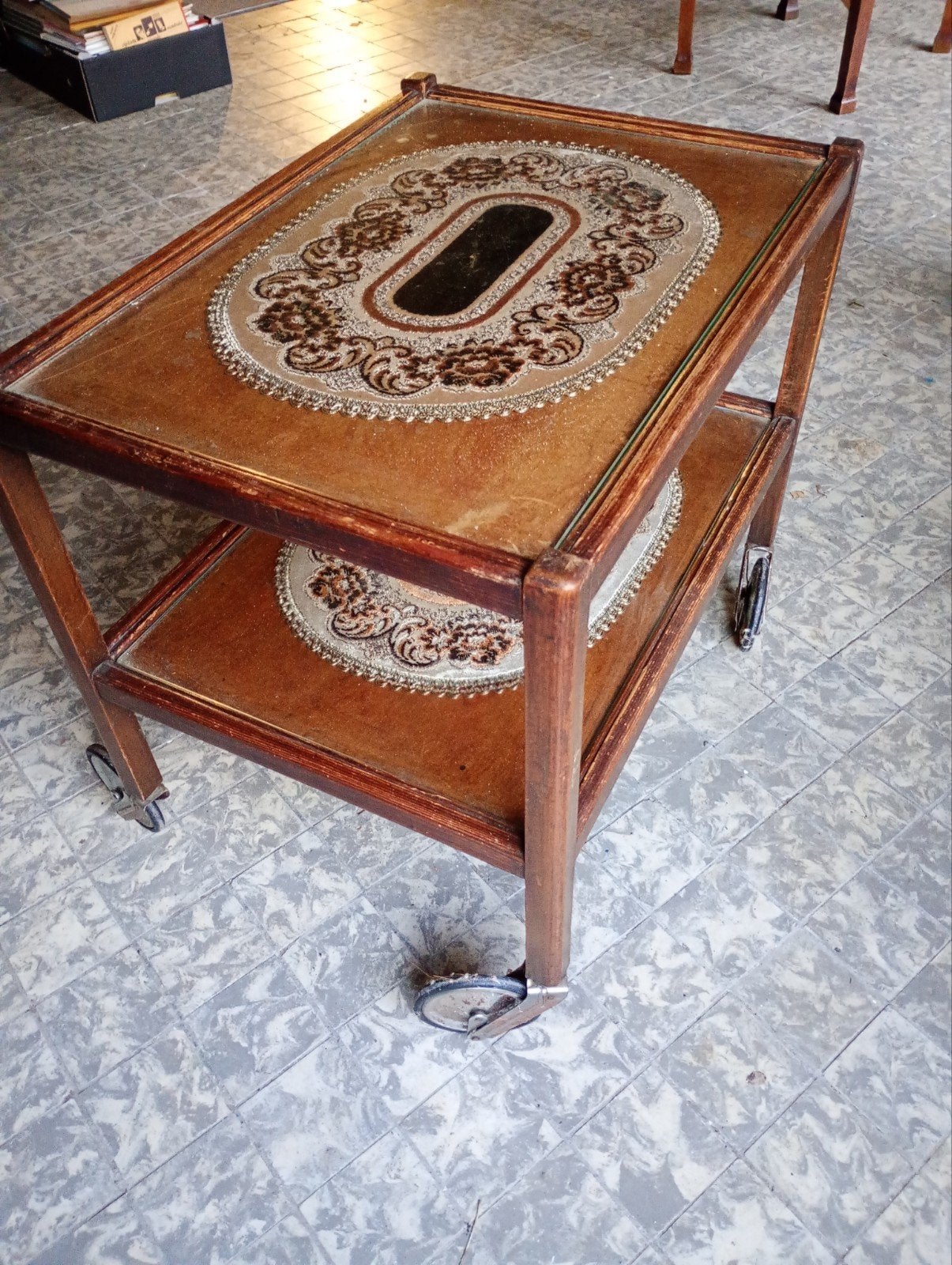vintage theetafel op zwenkwielen, Ophalen