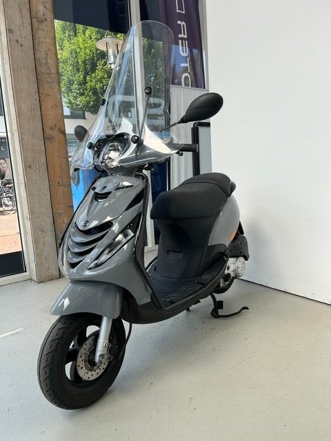 Piaggio Zip nardo grey E5 2024 full option, Fietsen en Brommers, Brommeronderdelen | Scooters, Ophalen of Verzenden, Zo goed als nieuw