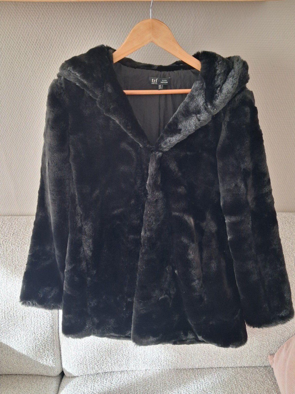 Imitatie Bont jasje met capuchon, ZARA,  maat S, als nieuw!, Ophalen of Verzenden, Zo goed als nieuw, Maat 38/40 (M), Zwart