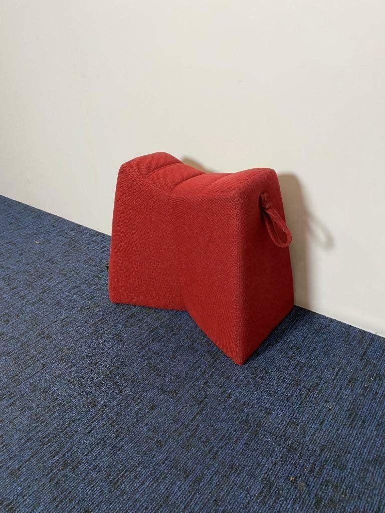 2 x Naughtone Pinch Poef, bordeaux rode stoffering, design, Ophalen, Hout, Minder dan 50 cm, Gebruikt