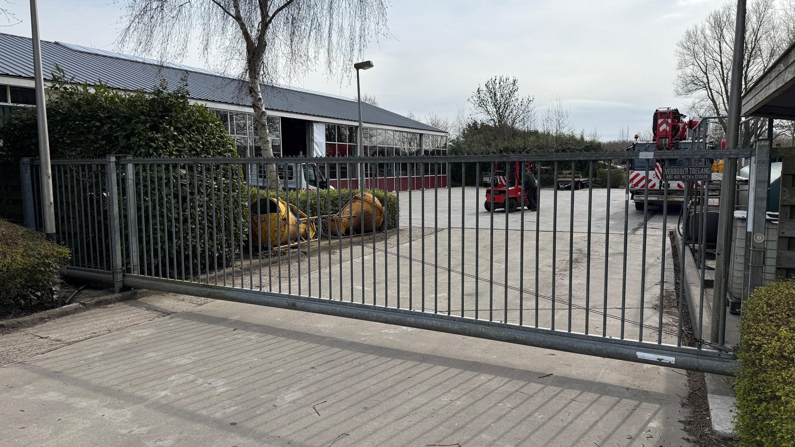 Schuifpoort 10 meter., Ophalen, Gebruikt, IJzer, Spijlenhekwerk