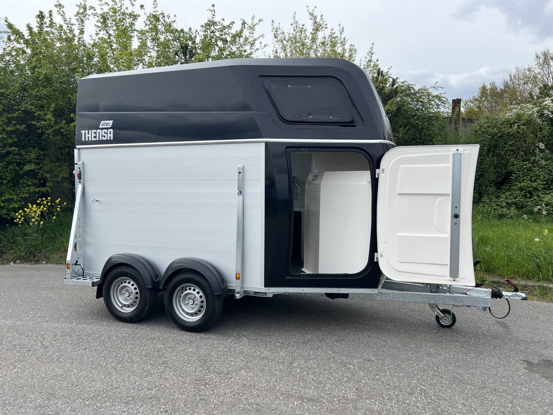 Atec APT 2000 Thensa 2 paards zwart metallic, met zadelkamer, Auto diversen, TVW Horse Trucks, Nieuw, Info@tvwhorsetrucks.com