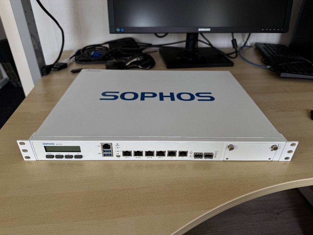 Sophos SG210 Rev.3 (2 stuks beschikbaar), Computers en Software, Routers en Modems, Ophalen of Verzenden, Gebruikt, Router, Sophos