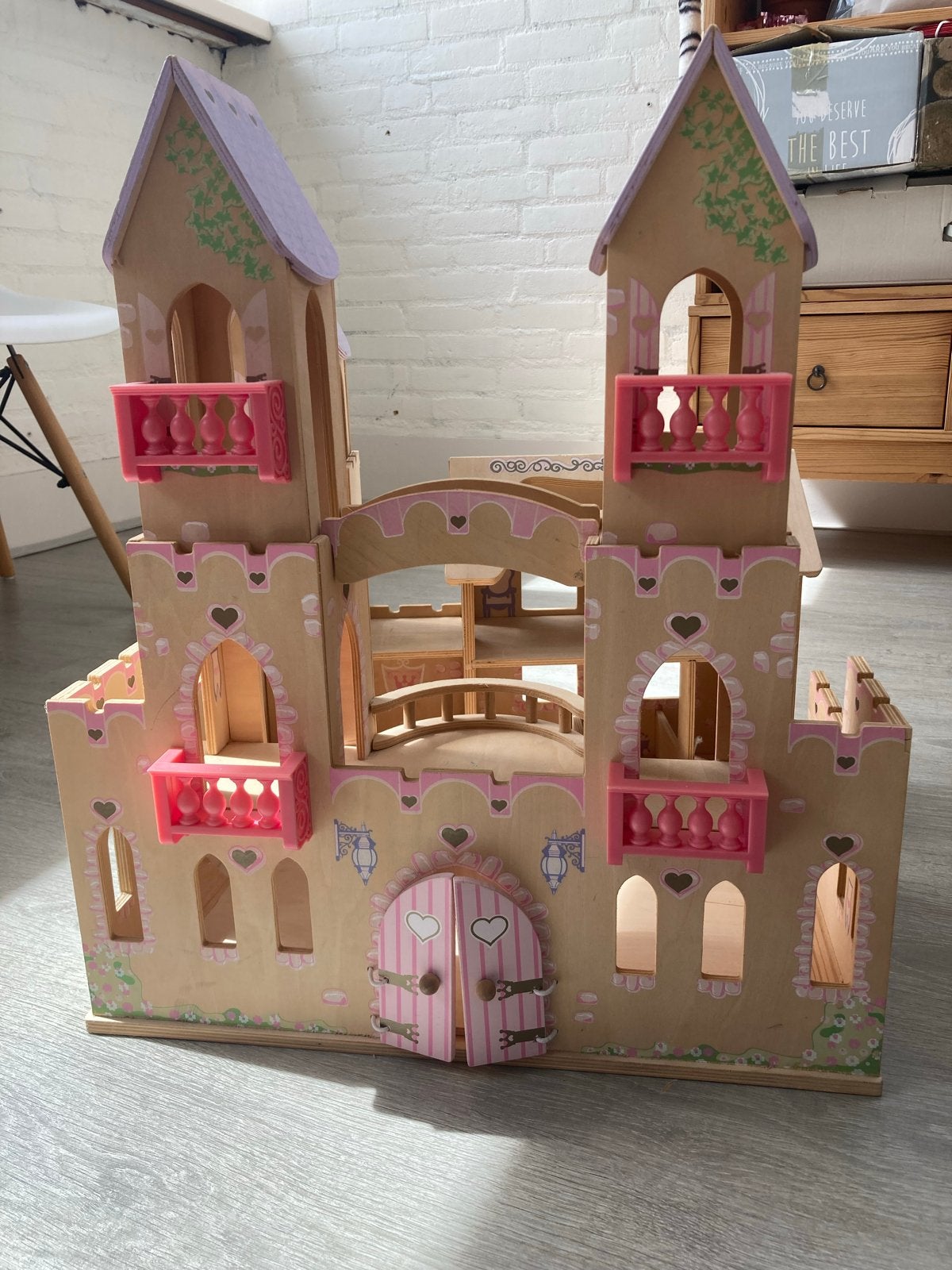 Houten poppenkasteel met torens en inrichting, Kinderen en Baby's, Speelgoed | Poppenhuizen, Ophalen, Zo goed als nieuw, Poppenhuis