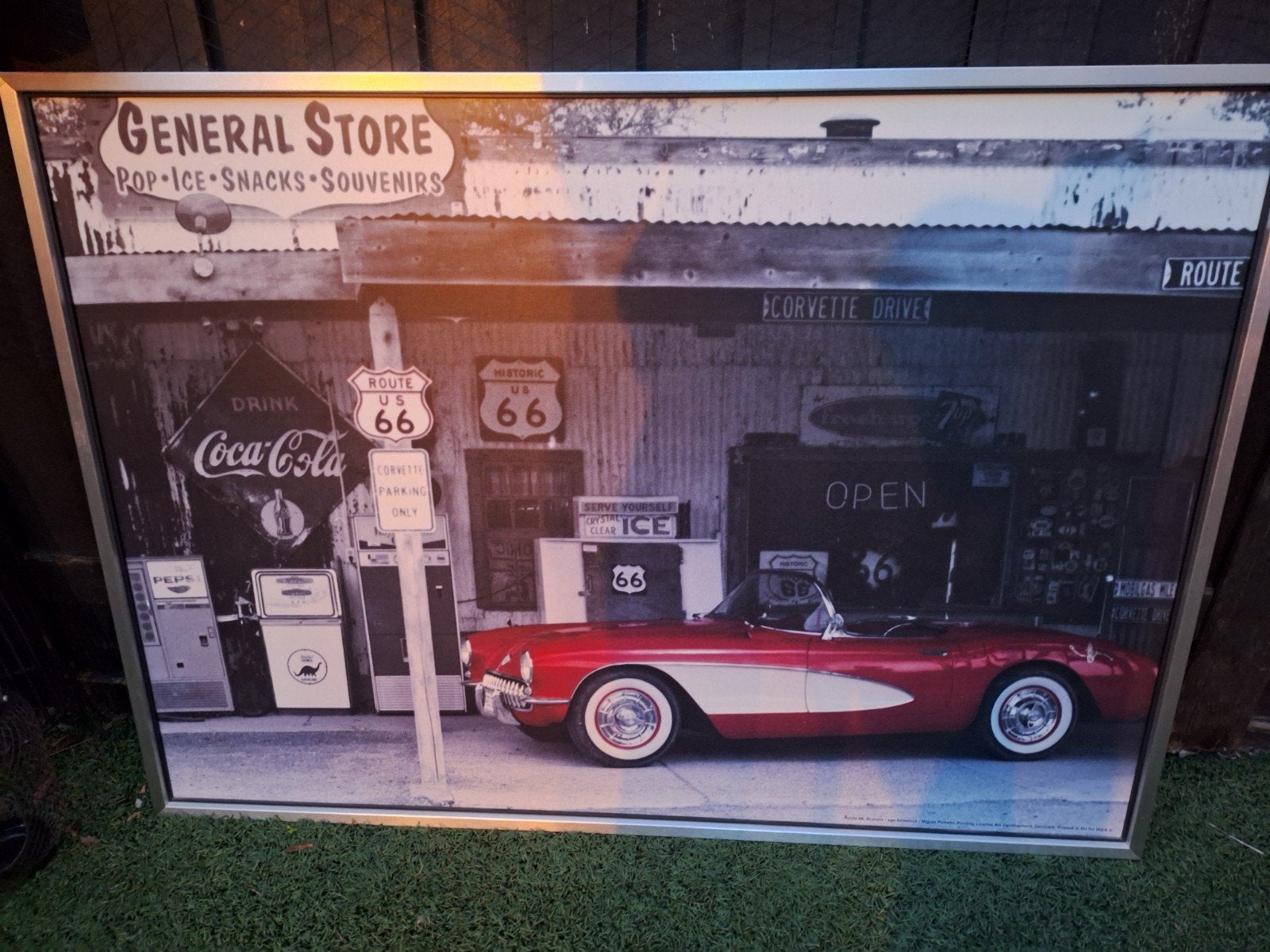 Gratis Ingelijste print: Rode Corvette bij General Store Rou, Huis en Inrichting, Ophalen, Gebruikt, 125 cm of meer, Print
