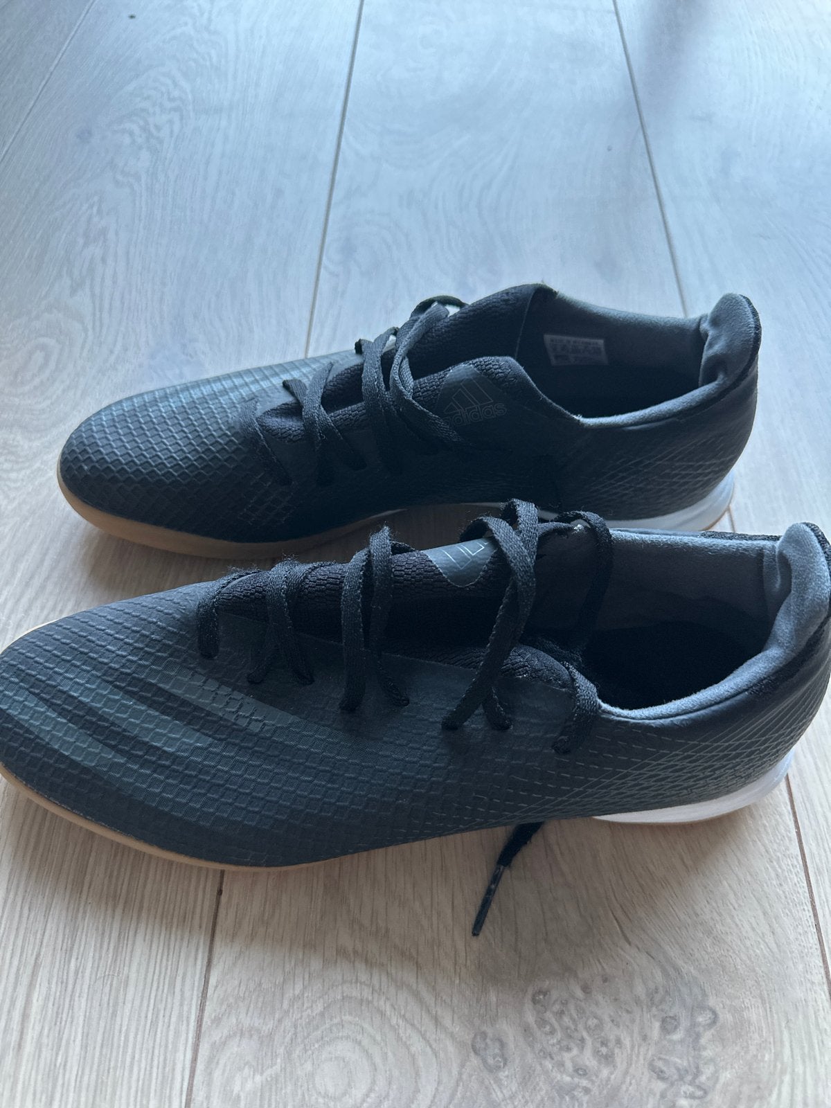 Adidas zaalschoenen - Maat 42 2/3, Kleding | Heren, Schoenen, Ophalen, Zo goed als nieuw, Zwart, Sneakers of Gympen