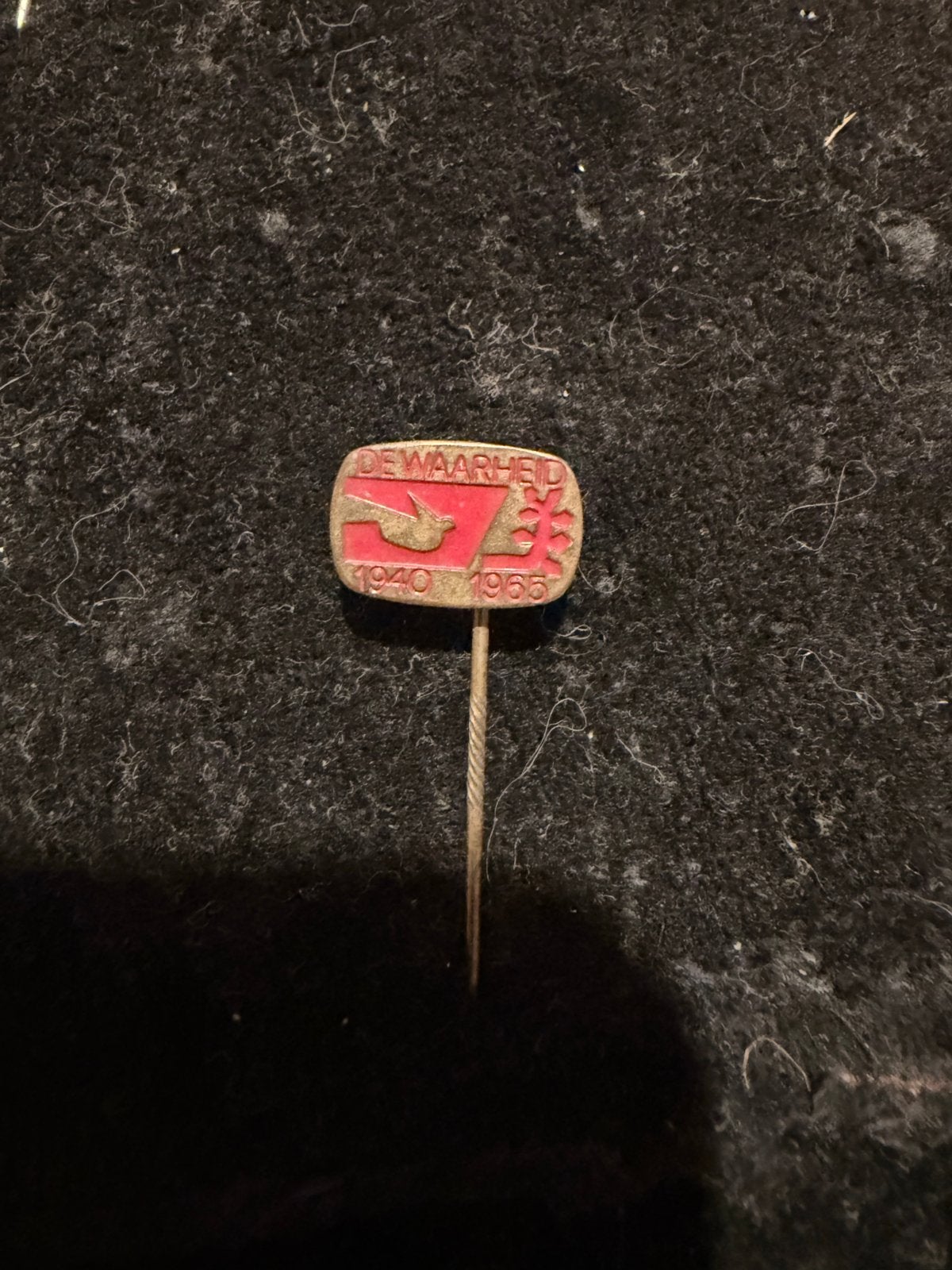 Vintage Speldje 'De Waarheid' 1940-1965, Verzenden, Gebruikt, Overige onderwerpen, Speldje of Pin