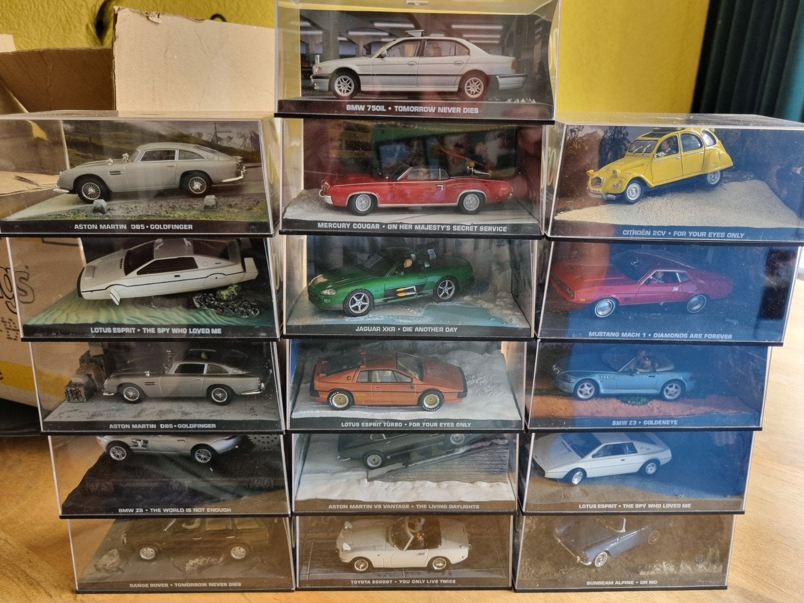 James Bond Auto Collectie - 16 Stuks, Hobby en Vrije tijd, Modelauto's | Overige schalen, Ophalen of Verzenden, Zo goed als nieuw
