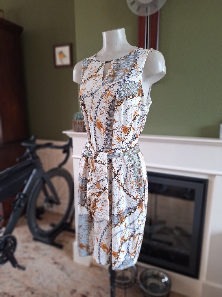K-Design kettingprint jurk met riem maat L wit grijs bruin, K-design, Maat 42/44 (L), Zo goed als nieuw, Knielengte