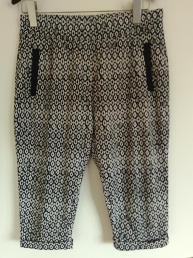 Korte broek Zoso maat M, Kleding | Dames, Broeken en Pantalons, Maat 38/40 (M), Kort, Zwart, Ophalen of Verzenden