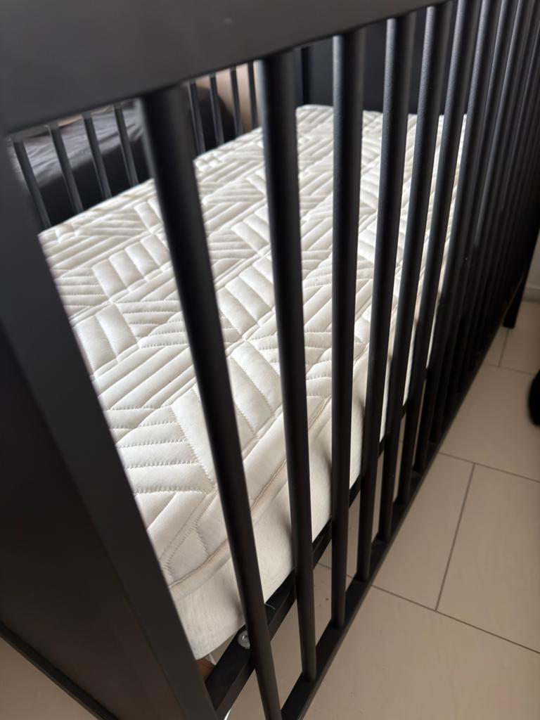 Zwarte ledikant met nieuw matras, Kinderen en Baby's, Babywiegjes en Ledikanten, Ophalen, Zo goed als nieuw, Ledikant