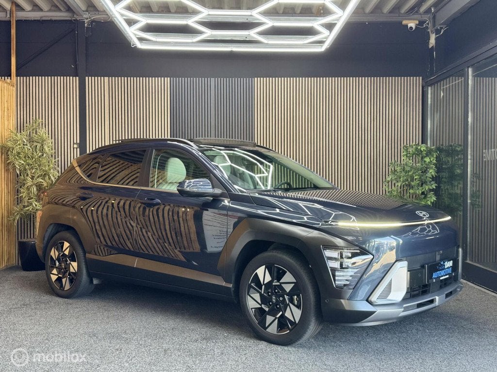 Hyundai Kona 1.6 GDI Premium Sky|Pano|360 Cam|Led|Carplay|18, Auto's, Hyundai, Automatische klimaatregeling, Gebruikt, Beige, Leder
