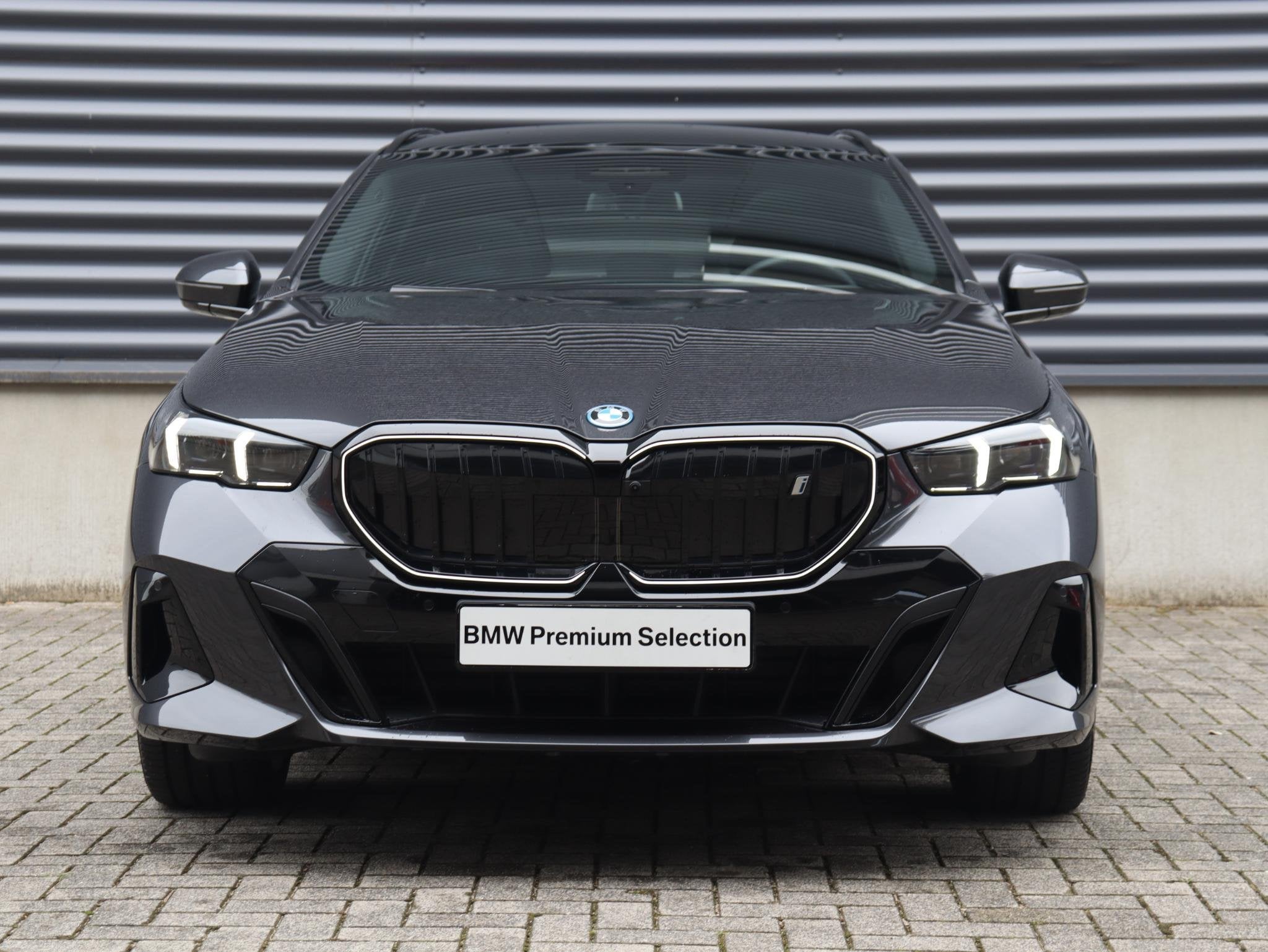 BMW i5 Touring eDrive40 | M Sportpakket Pro | Trekhaak | Pan, Auto's, Automaat, 510 min, Zwart, Met garantie (alle)