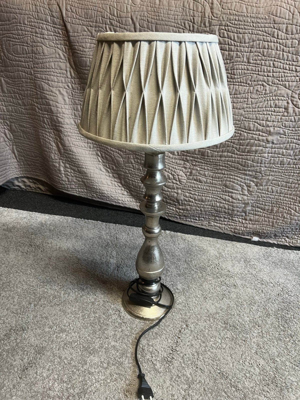 Stijlvolle tafellamp met geplooide kap, Huis en Inrichting, Lampen | Tafellampen, Gebruikt, Met kap, Zilver, E27 (groot)