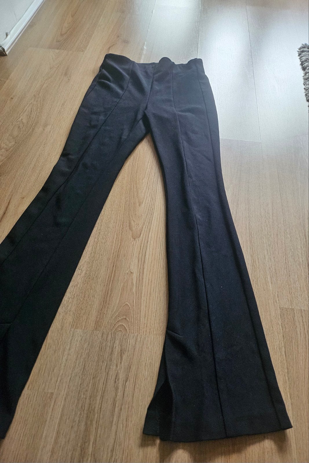 Zwarte flared broek met split van Zara, maat S, Kleding | Dames, Ophalen of Verzenden, Zo goed als nieuw, Maat 36 (S), Lang