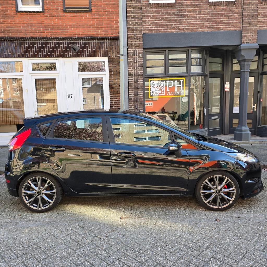 Ford Fiësta 1.0 59KW/80PK 5D 2013 Zwart, Voorwielaandrijving, Stof, 40 €/maand, 525 kg