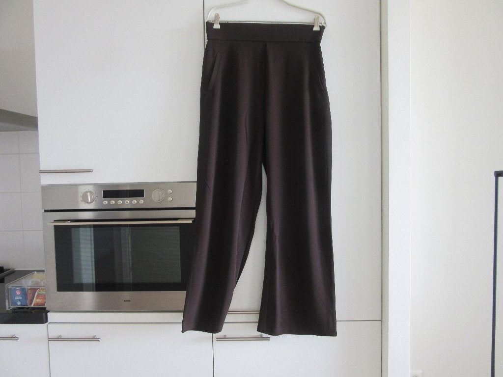 Broek NIEUW  donkerbruin maat medium met wijde pijpen, Maat 38/40 (M), Bruin, Nieuw, Ophalen of Verzenden
