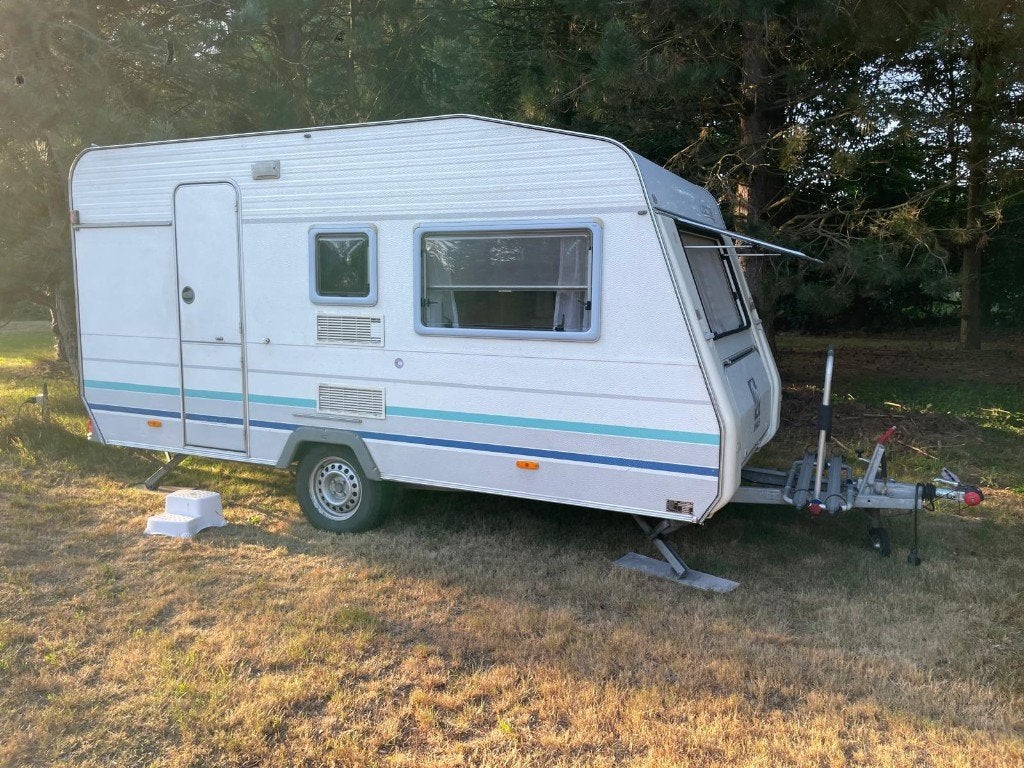 Knaus Country 395 TK caravan, 4 persoon, stapelbed, voortent, Uitbouw voortent, Dwarsbed, Treinzit, Particulier