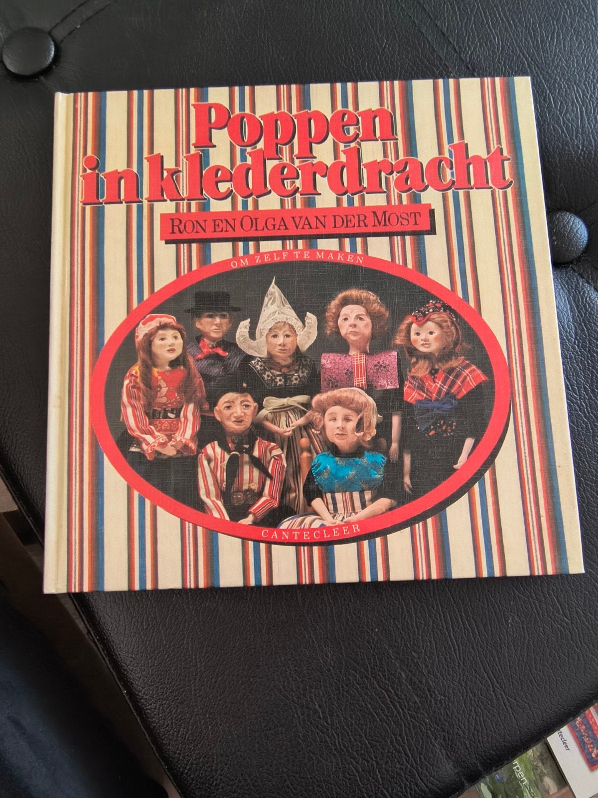 Poppen in klederdracht met patronenblad, Ophalen of Verzenden, Zo goed als nieuw, Overige onderwerpen, Ron en Olga van der Most